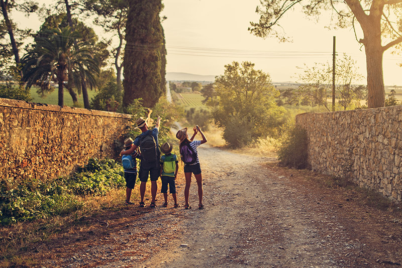 family-compact-plage-famille